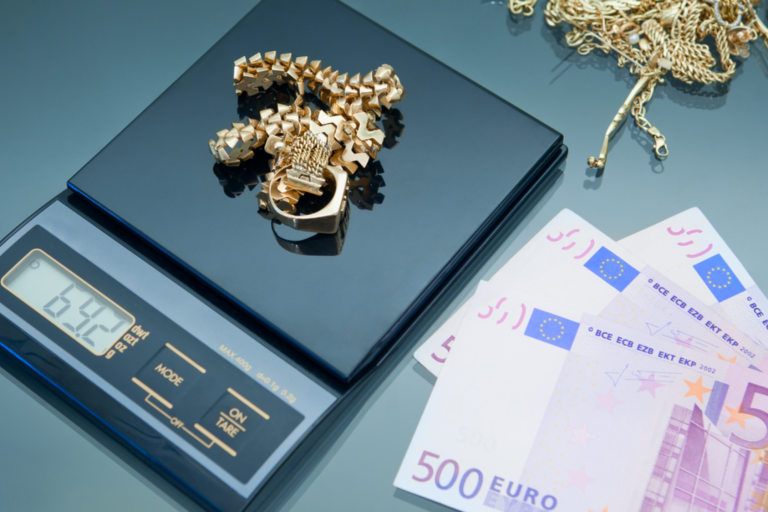 Mobiler Goldankauf an der Costa Blanca Goldwaage mit Schmuck und Bargeld als Symbol für mobilen Goldankauf mit sofortiger Auszahlung